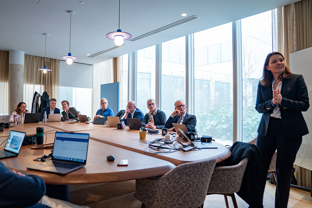 Équipe de direction analysant la stratégie d'investissement en Private Equity